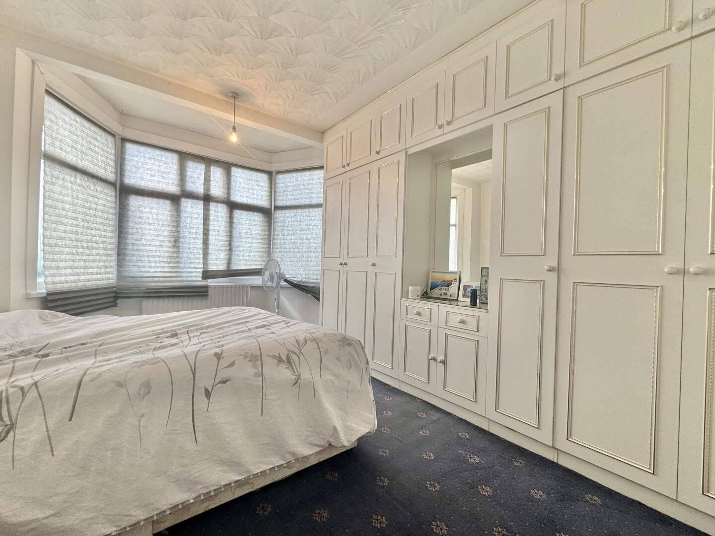 Hyde Park Avenue, London